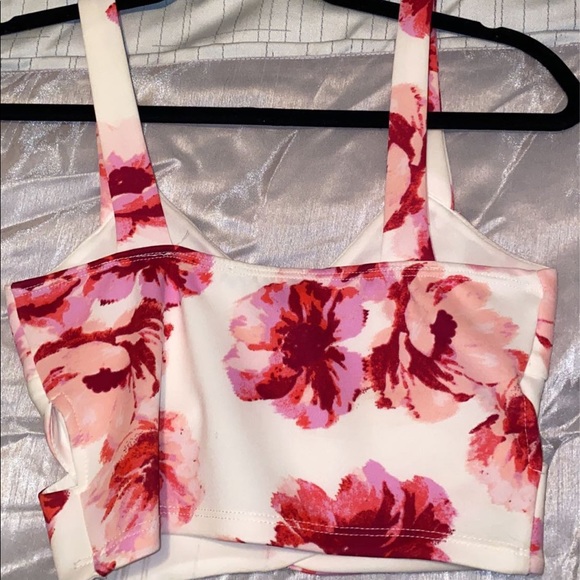 Floral wrap crop top - Picture 2 of 3